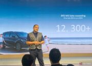 BYD Seal yang mengeluarkan asap karena ada gangguan dari binatang